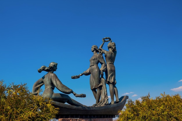 Monument voor meisjes in de stad Dnjepr aan de oevers van de rivier.