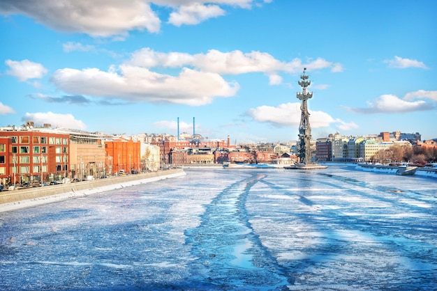 Monument voor Peter de Grote en de rivier de Moskva in Moskou op een ijzige winterdag