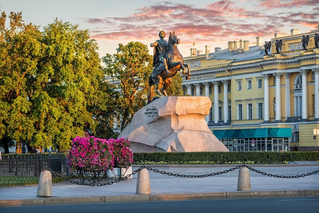 Monument voor Peter de Grote op het Senaatsplein in Sint-Petersburg in de stralen van de ondergaande zon