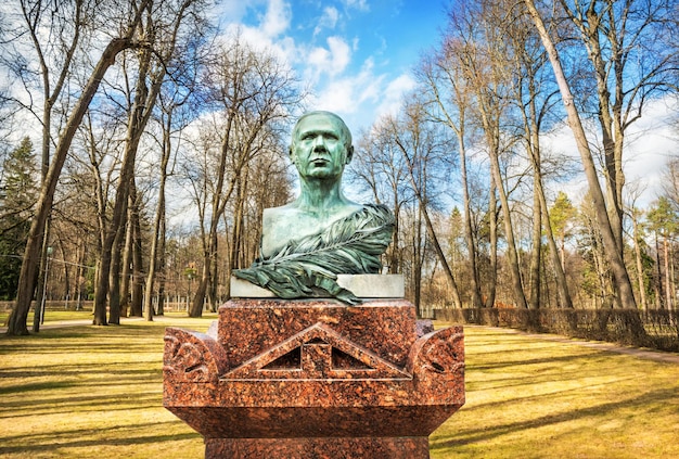 Monument voor prins Vyazemsky in het park bij het landgoed Ostafyevo op een zonnige lentedag