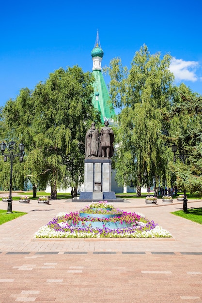 Foto monument voor prins yury vsevolodovich en bisschop simon van soezdal in de buurt van de michael the archangel-kathedraal in het kremlin van nizjni novgorod, rusland.