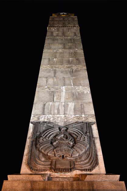 Monument voor Sovjet-soldaten voor de overwinning in de Tweede Wereldoorlog &#39;s nachts