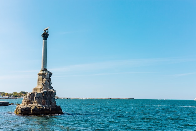 Monument voor tot zinken gebrachte Russische schepen om de toegang tot de baai van Sebastopol te belemmeren. Een van de symbolen van Sevastopol. Crimea, Rusland