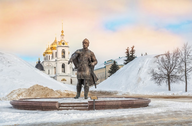 Monument voor yuri dolgoruky in de buurt van het kremlin op een ijzig zonnige winterdag