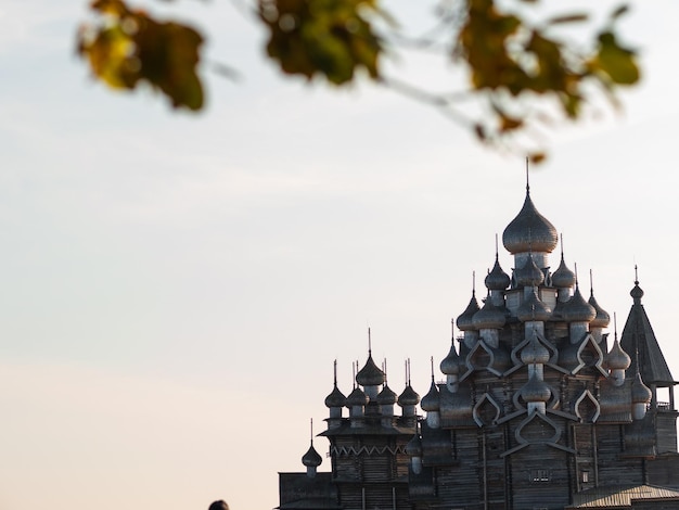 Foto un monumento di architettura in legno una chiesa in legno con molte cupole isola di kizhi karelia russ settentrionale