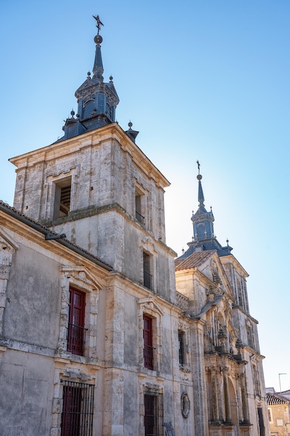 Monumentaal complex van kerk en paleis naast een bosrijk openbaar park in de stad Nuevo Baztan Madrid