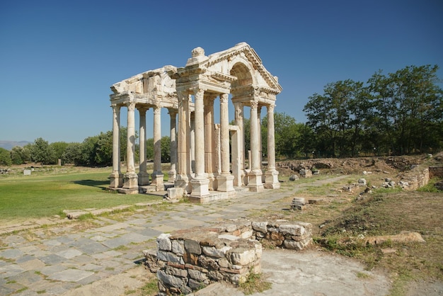 Aydin Turkiye의 Aphrodisias 고대 도시에 있는 기념비적인 게이트웨이 Tetrapylon