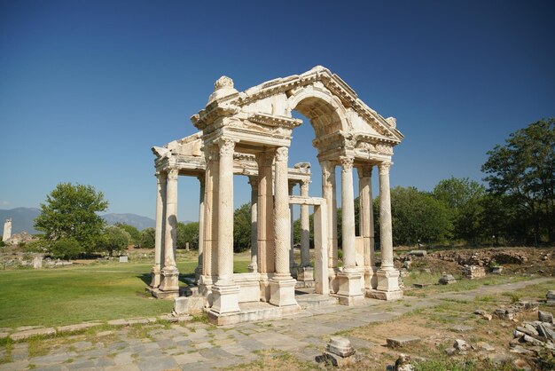 Aydin Turkiye의 Aphrodisias 고대 도시에 있는 기념비적인 게이트웨이 Tetrapylon