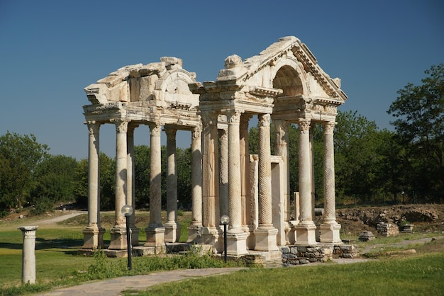 Монументальные ворота Тетрапилон в древнем городе Афродисиас в Айдыне, Турция