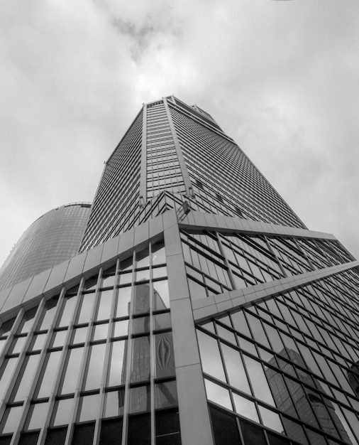 Монументальное современное здание из стекла и бетона, черно-белое изображение