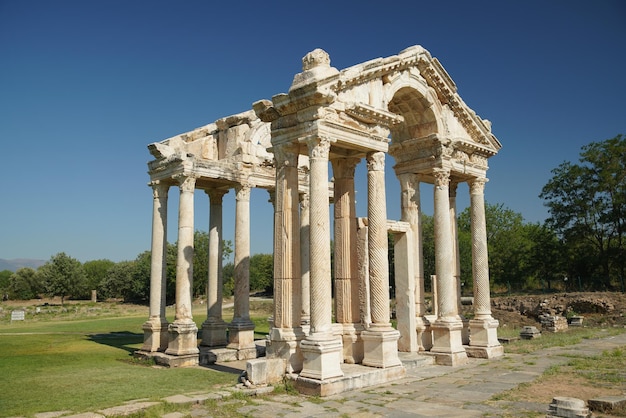 Monumentale toegangspoort Tetrapylon in de oude stad Aphrodisias in Aydin Turkiye