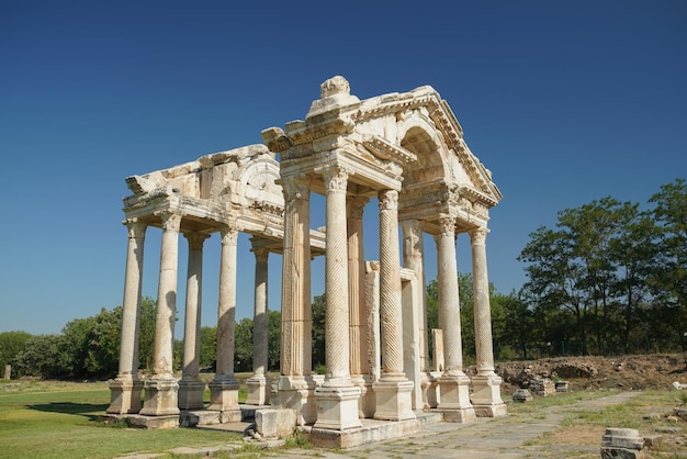 Monumentale toegangspoort Tetrapylon in de oude stad Aphrodisias in Aydin Turkiye