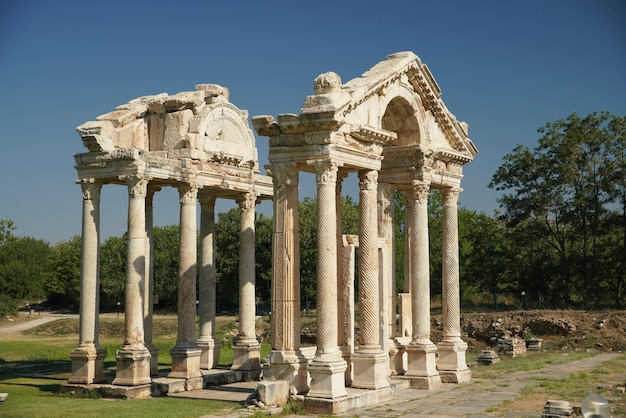 Monumentale toegangspoort Tetrapylon in de oude stad Aphrodisias in Aydin Turkiye