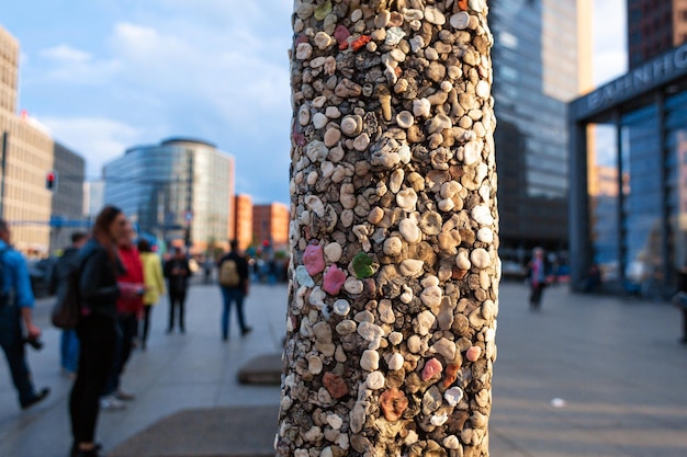 Foto monumentdelen van de berlijnse muur beplakt met kauwgom
