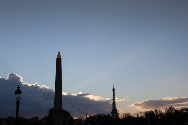 Monumenten en beroemde plaatsen in de schemering in Parijs