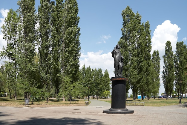 Photo monuments of pushkin a.s. pushkinskaya quay. taganrog. russia