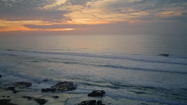 Moody avond uitzicht op het strand bij zonsondergang rustig bewolkt schemering weer aan de kust