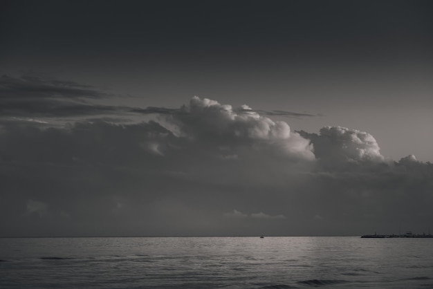 海の上の不機嫌そうな雲景