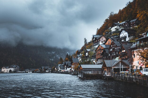 사진 새벽에 홀슈타트 (hallstatt) 의 시원한 가을 풍경 평화로운 호수변 마을