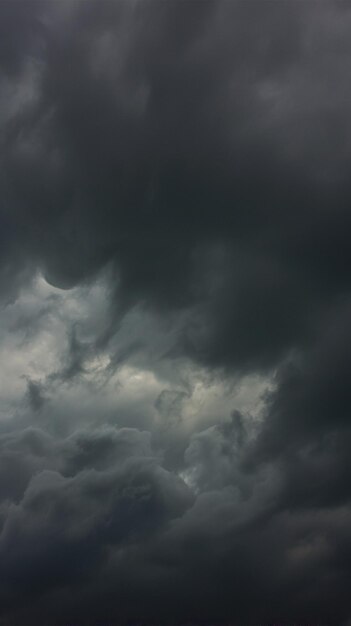 Photo moody overcast sky solid grey clouds create dramatic atmospheric backdrop vertical mobile wallpaper