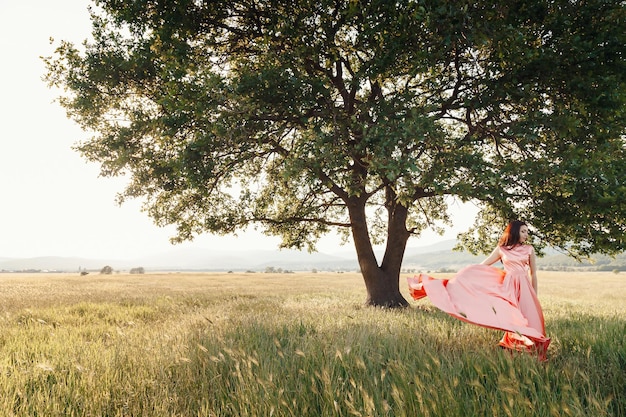 Mooi actief gratis meisje op zomergroene buitenachtergrond