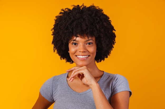 Mooi Afrikaans Amerikaans meisje met een afro kapsel glimlachen.