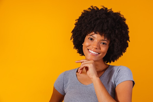 Mooi Afrikaans Amerikaans meisje met een afro kapsel glimlachen.