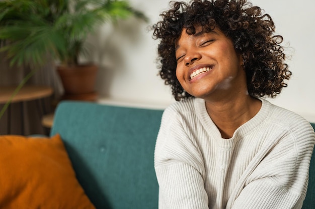 Mooi Afro-Amerikaans meisje met afro kapsel glimlachend close-up portret van jonge gelukkige zwarte