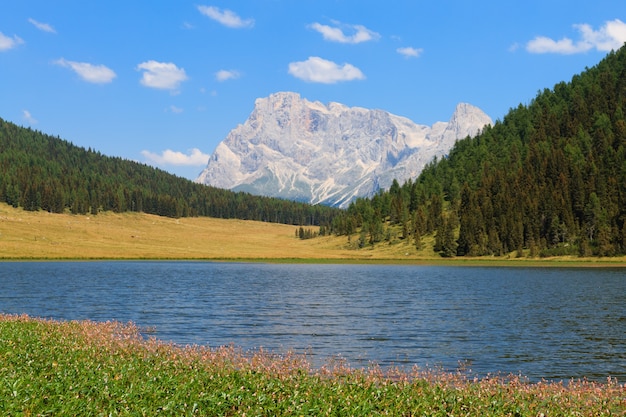 Mooi alpien panorama, groep pala van dolomieten van calaita-meer, italiaans landschap