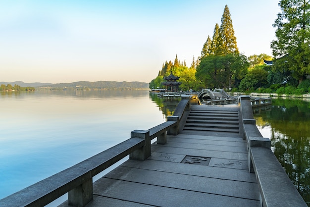 Mooi architectonisch landschap en landschap in West Lake, hangzhou