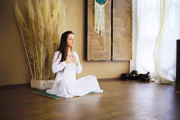 Mooi atletisch meisje dat yoga-oefeningen doet, geniet thuis van meditatie geen stress, gezonde gewoonte, angstverlichtingsconcept lotus pose