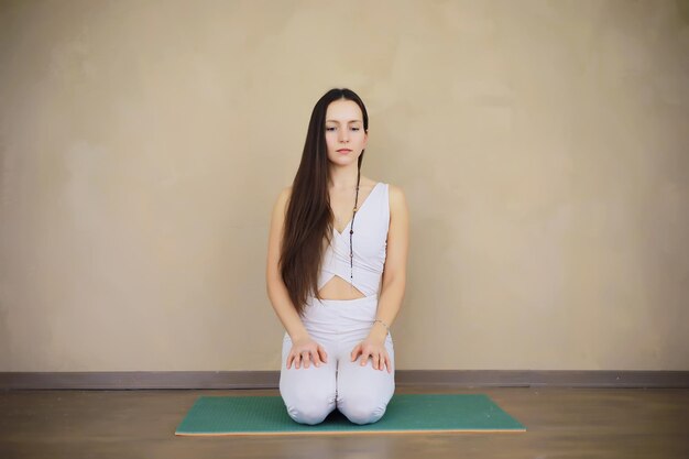 Mooi atletisch meisje dat yoga-oefeningen doet, geniet thuis van meditatie. Geen stress, gezonde gewoonte, angstverlichtingsconcept. Lotushouding.