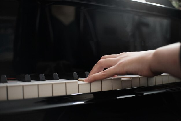 Mooi Aziatisch meisje leert piano spelen