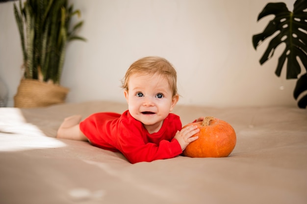 Mooi babymeisje met een pompoen