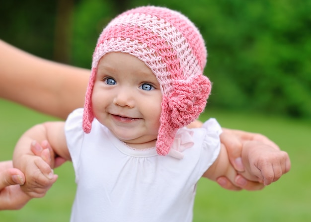 Mooi babymeisje met hoed het glimlachen