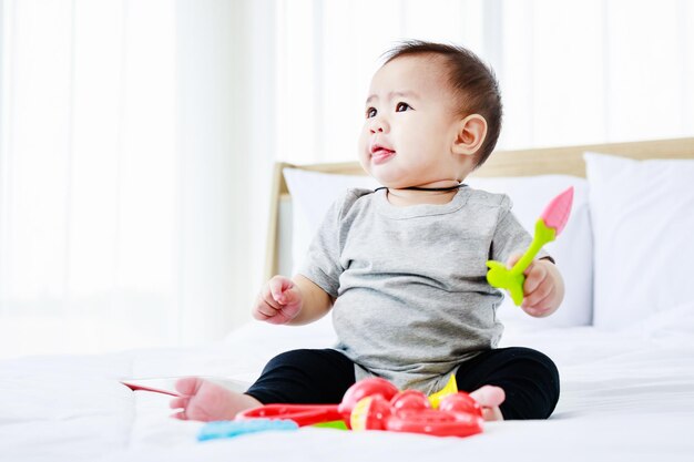 Mooi babyspeelgoed babyspeelgoed op bed