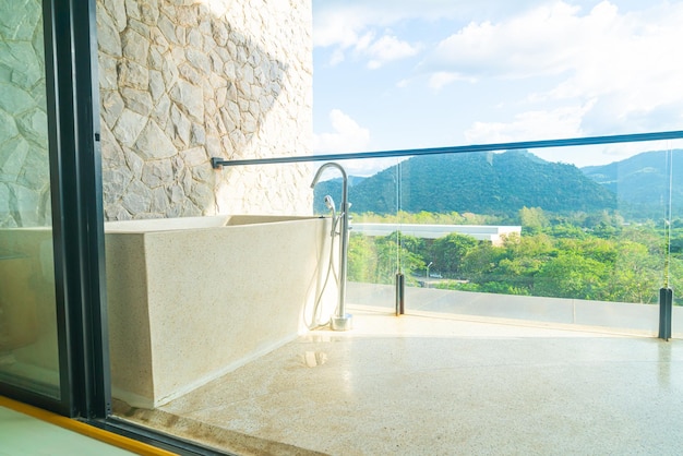 mooi bad op balkon met bergheuvelachtergrond