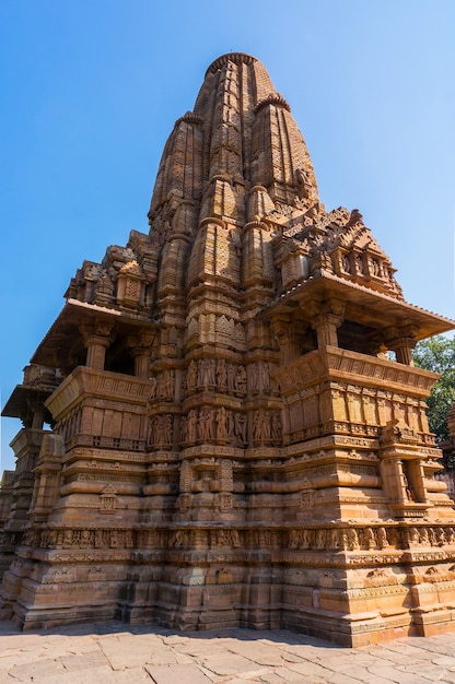 Mooi beeld van Kandariya Mahadeva-tempel, Khajuraho, Madhyapradesh, India met blauwe luchtwolken op de achtergrond, wereldwijd beroemde oude tempels in India, UNESCO-werelderfgoed.