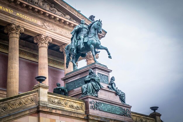 Mooi beeldhouwwerk dichtbij het Oude Museum Altes Museum in Berlijn, Duitsland.