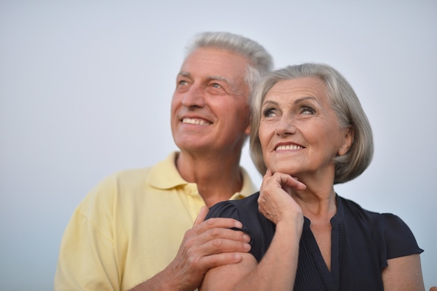 Mooi bejaarde echtpaar op de achtergrond van de lucht, onscherpe achtergrond
