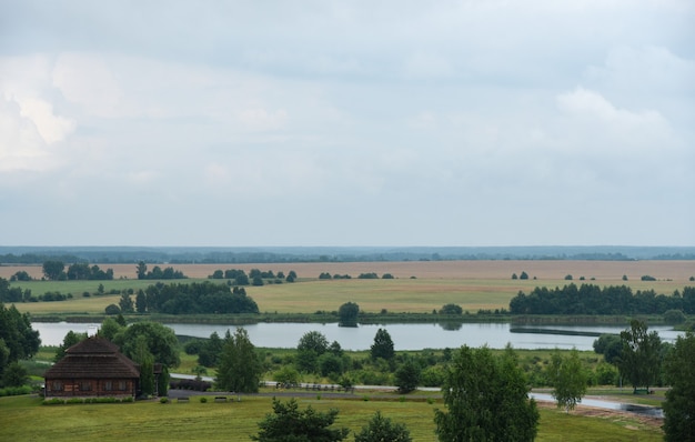 Mooi bewolkt landschap van een Wit-Russisch dorp.