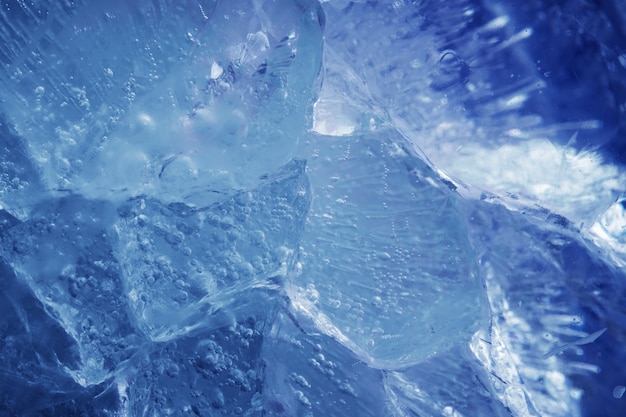 Mooi blauw ijs met scheuren. ijzige achtergrond