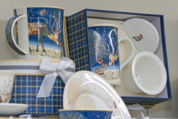 mooi blauw servies met patroon in de winkel