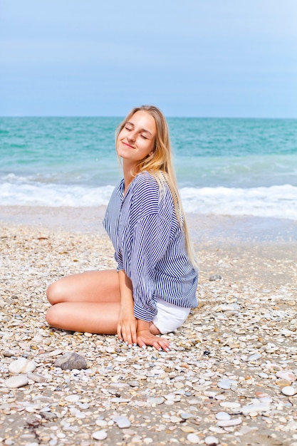 Mooi blij meisje op het Adriatische strand