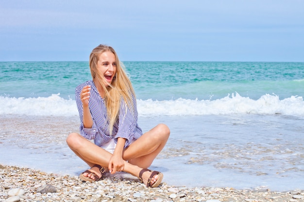 Mooi blij meisje op het Adriatische strand