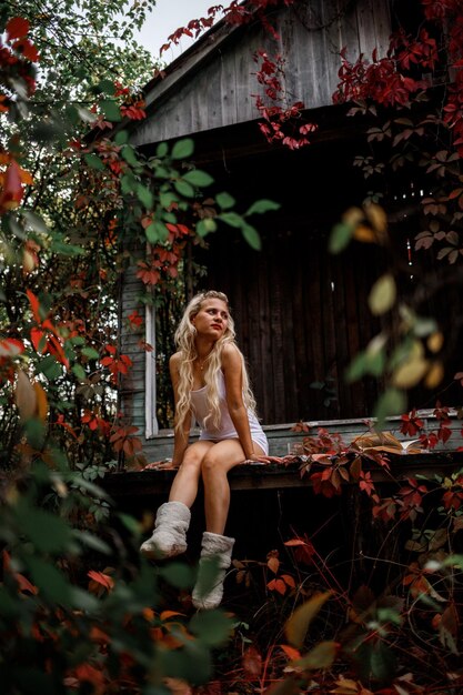 Foto mooi blond meisje in de herfst natuur