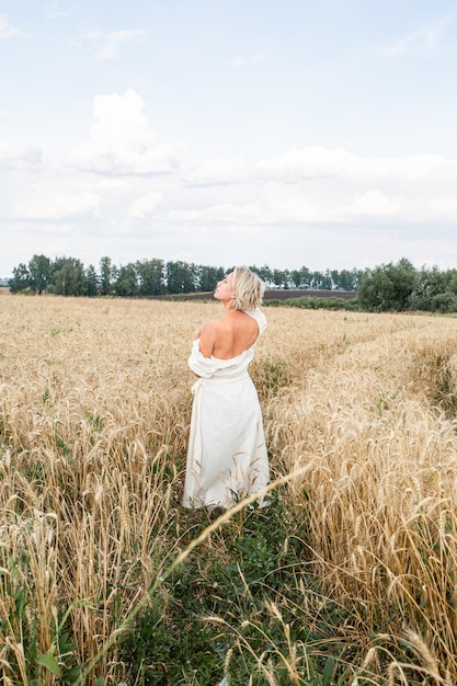 Mooi blond meisje in een tarweveld