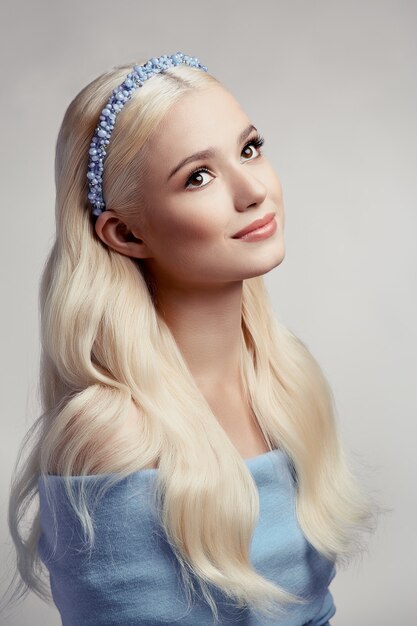Mooi blond meisje met diadeem