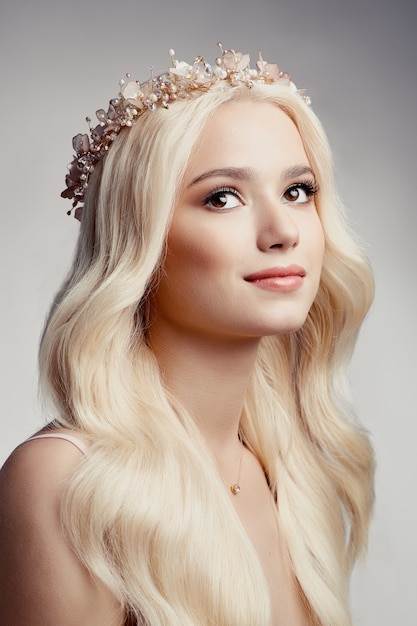 Mooi blond meisje met tiara