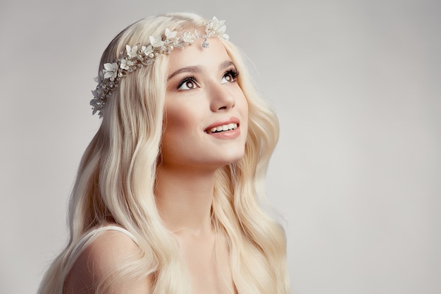 Mooi blond meisje met tiara